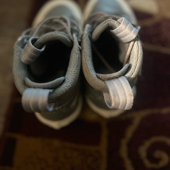 Women’s Vans high top outdoor shoes - Picture 3 of 5